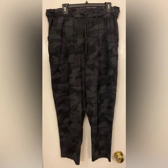 Lululemon Keep Moving Pant 7/8 High Rise Gray & Black Camo Size 14 - Picture 2 of 9
